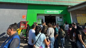Personas evacuadas en un supermercado de Veracruz