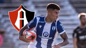Agustín Rodríguez con la camiseta de Juventud de las Piedras de Uruguay.