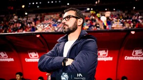 Albert Espigares observando un partido del Puebla en el Estadio Cuauhtémoc.