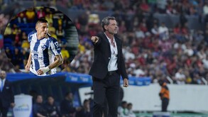 Diego Cocca desde el banquillo ante el los Pumas de la UNAM.