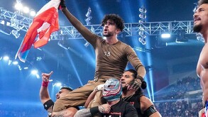 Bad Bunny siendo cargado por Rey Mysterio y Cruz del Toro tras su lucha en Backlash.