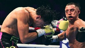 Brandon Figueroa dando un zurdazo a Nick Ball.