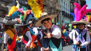 Más de 700 danzantes de 21 cuadrillas desfilaron desde El Gallito al zócalo de Puebla en el cierre del Festival de Huehues 2026.