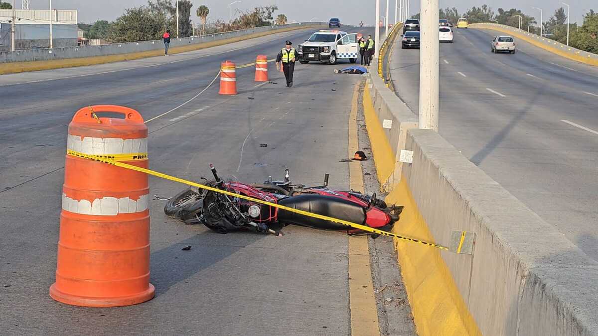 Elementos de la Policía Vial aseguraron el área tras el accidente del joven motociclista en Tonalá.
