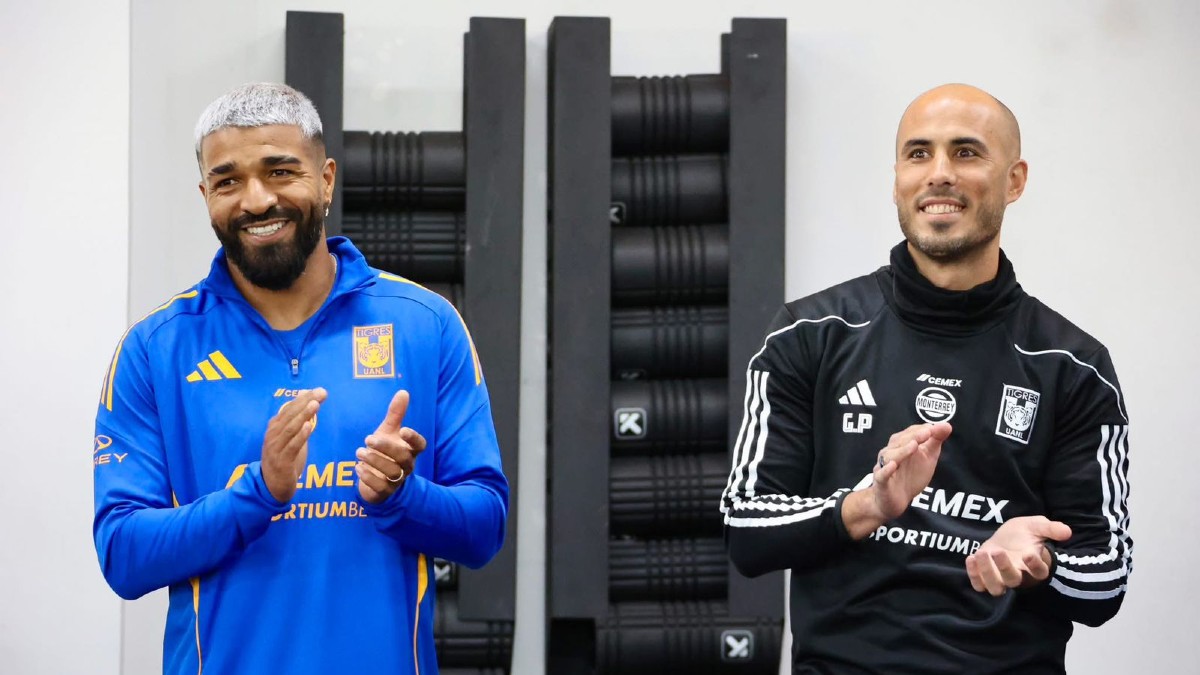 Rodrigo Aguirre junto a su nuevo entrenador Guido Pizarro.