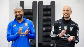 Rodrigo Aguirre junto a su nuevo entrenador Guido Pizarro.