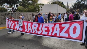 Integrantes de sindicatos y colectivos marcharon para protestar contra el aumento al transporte público | Foto: Gloria Reza