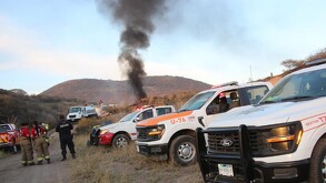 Una intensa columna de humo negro fue visible a varios kilómetros tras el incendio de una pipa sobre la Carretera a Morelia, en Tlajomulco.
