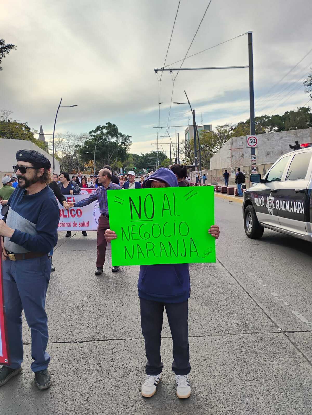 Integrantes de sindicatos y colectivos marcharon para protestar contra el aumento al transporte público | Foto: Gloria Reza