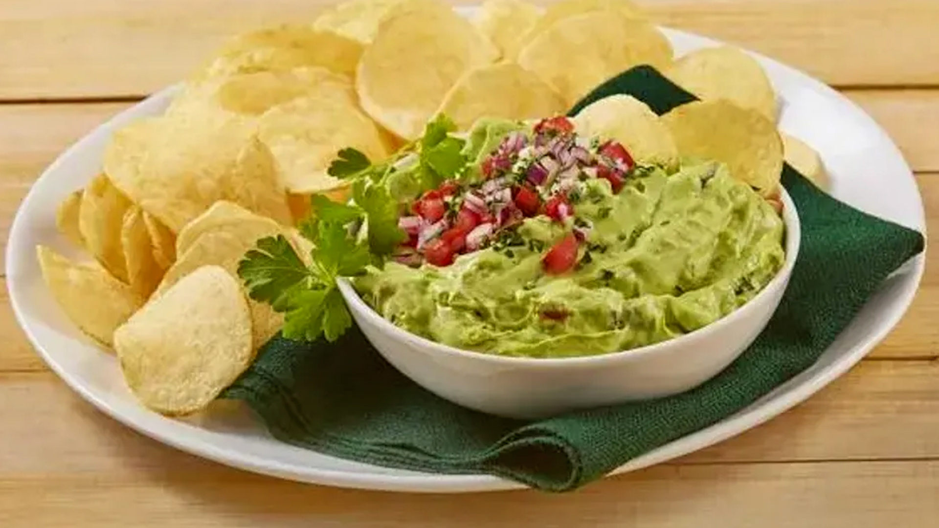 Algunas familias en México siguen la tradición de comer guacamole durante el partido del Super Bowl,