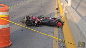 Elementos de la Policía Vial aseguraron el área tras el accidente del joven motociclista en Tonalá.