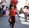 un niño con traje y máscara de danzante de carnaval en puebla