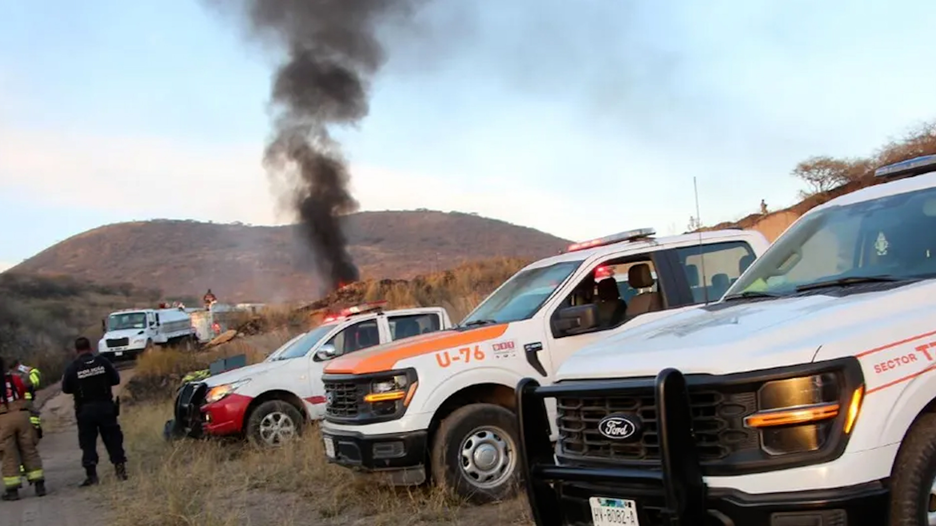 Una pipa cargada presuntamente con hidrocarburo se volcó y se incendió en la Carretera a Morelia. Bomberos y Protección Civil evitaron una tragedia