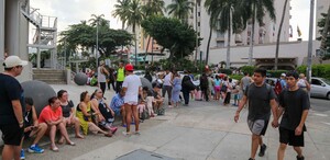 Mexicanos haciendo protocolo de sismos.