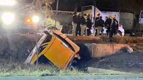 Volcadura de taxista en Santa Catarina.