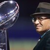 Vince Lombardi junto con el trofeo que lleva su nombre.
