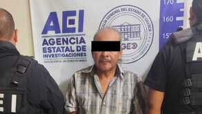 Hombre de avanzada edad detenido por policías de Oaxaca.