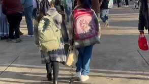 Niñas yendo a la escuela con cubrebocas por brote de sarampión en el Estado de México.