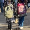 Niñas yendo a la escuela con cubrebocas por brote de sarampión en el Estado de México.
