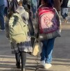 Niñas yendo a la escuela con cubrebocas por brote de sarampión en el Estado de México.