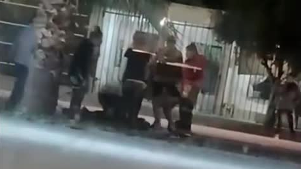 La fuerza del impacto fue tal que José David cayó al suelo de inmediato, donde comenzó a presentar crisis convulsivas ante la mirada de testigos.