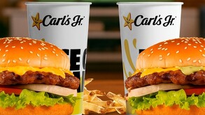 Se observan dos hamburguesas con queso, carne, lechuga y dos refrescos.