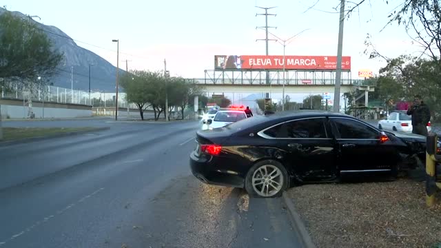 Un conductor presuntamente en estado de ebriedad chocó su auto contra un árbol en la avenida Eloy Cavazos, en Guadalupe, Nuevo León.
