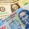 Dólar comparado con billete de 20 pesos mexicanos.