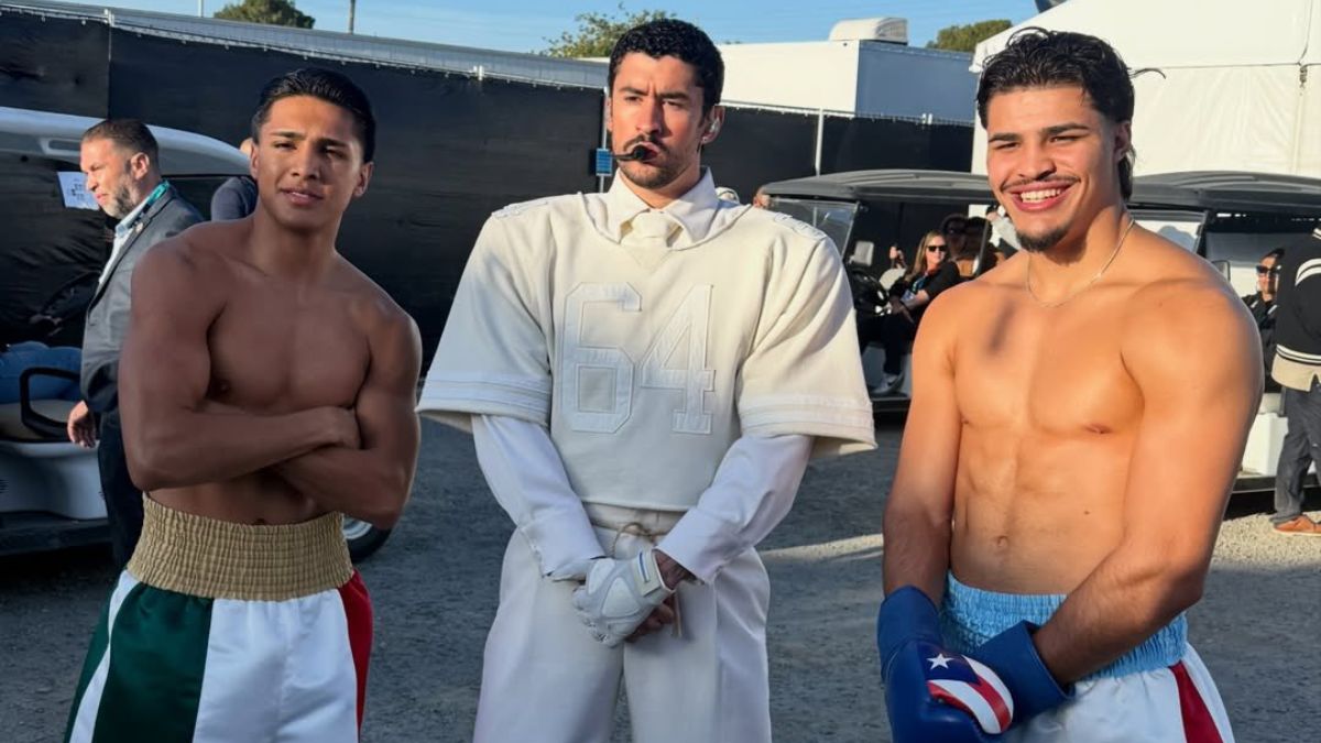 Emiliano Vargas, Bad Bunny y Xander Zayas posando para una foto durante el Super Bowl LX.