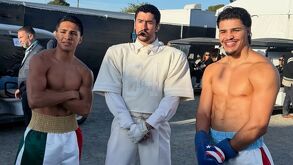 Emiliano Vargas, Bad Bunny y Xander Zayas posando para una foto durante el Super Bowl LX.