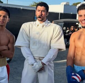 Emiliano Vargas, Bad Bunny y Xander Zayas posando para una foto durante el Super Bowl LX.