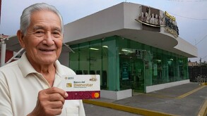 Adulto mayor recogiendo su tarjeta del Bienestar para Adultos Mayores.