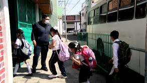Estudiantes ingresan en fila y con cubrebocas obligatorio a la escuela primaria Urbana 44, como parte del protocolo sanitario.
