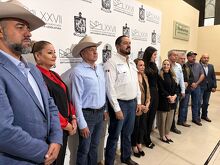 Grupo de ganaderos en Nuevo León pidiendo medidas al gobierno por medidas del gusano barrenador.