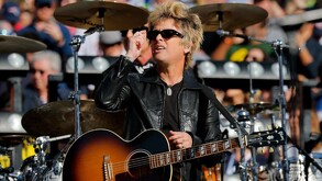 Billie Joe Armstrong, vocalista de Green Day, usando una medalla de la Virgen de Guadalupe en el Super Bowl.