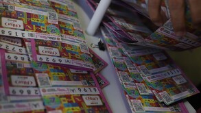 Se observan unos boletos de lotería sobre una mesa.