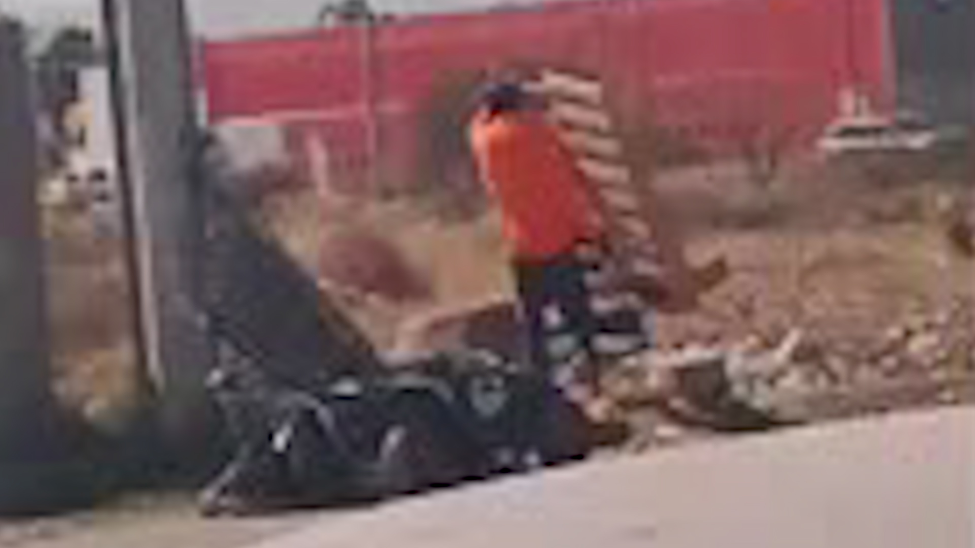 El hombre estaba tirando unas rejas de madera en un terreno, cuando de pronto fue sorprendido y filmado para posteriormente ser detenido.