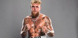 Jake Paul en una sesión de fotos con su perro.