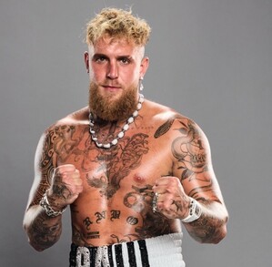 Jake Paul en una sesión de fotos con su perro.