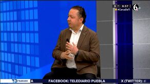 Juan Pablo Cisneros durante una entrevista en Telediario Puebla.