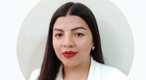 Lorena Marisol Rodríguez viendo de frente a cámara, vistiendo una camisa blanca delante de una pared blanca