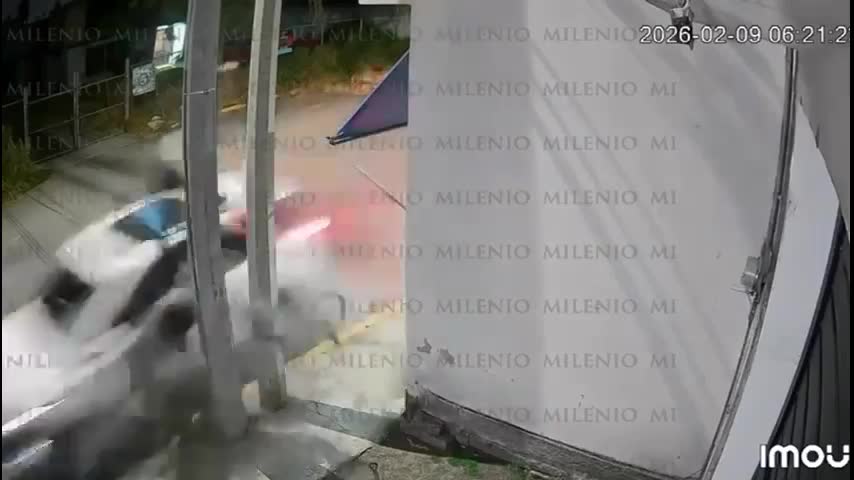 Madre e hija viajaban en su bicicleta cuando fueron embestidas de frente por el conductor de una camioneta blanca.
