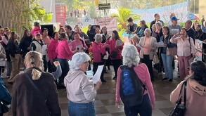 Maestros jubilados Sección 50 protestando en Congreso de Nuevo León.