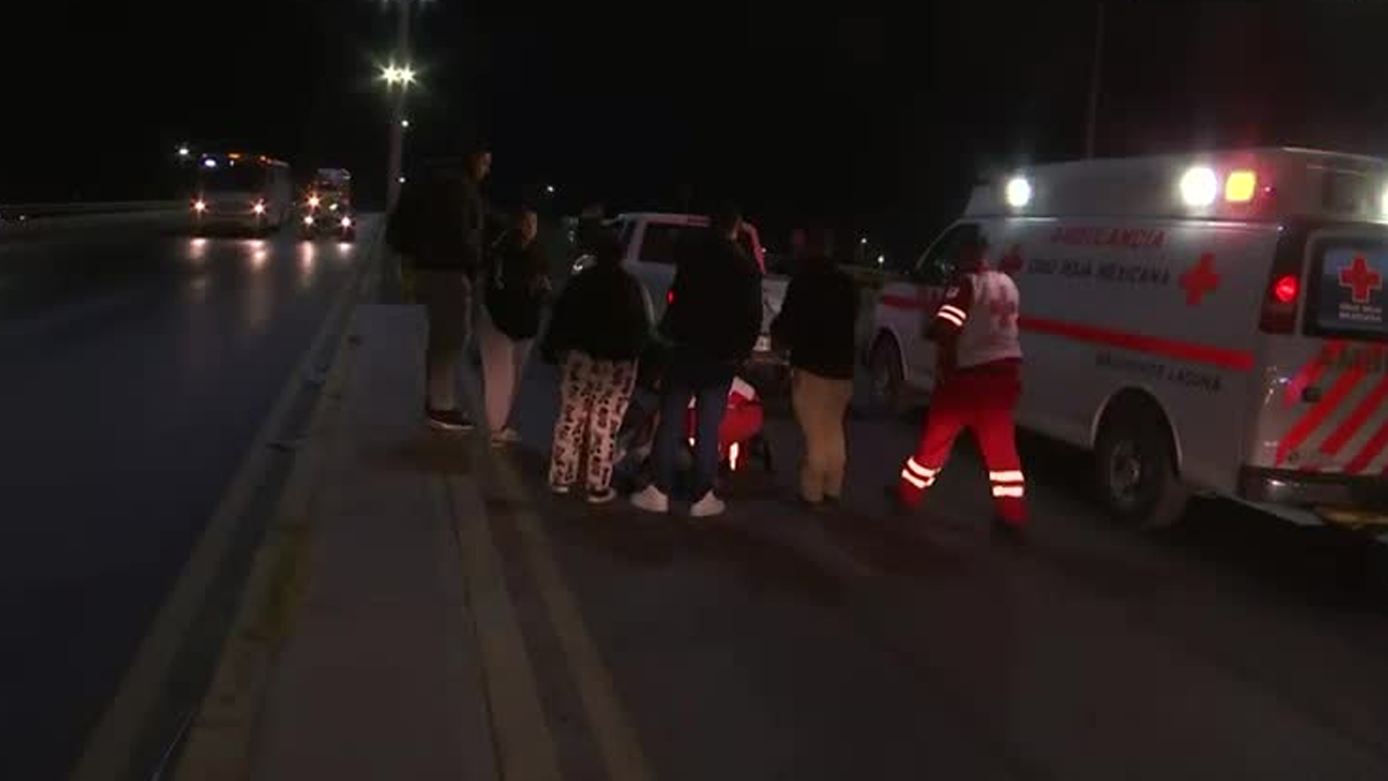 Mientras los socorristas le colocaban un collarín para estabilizarlo antes de su traslado a un hospital, familiares del afectado llegaron a la escena.