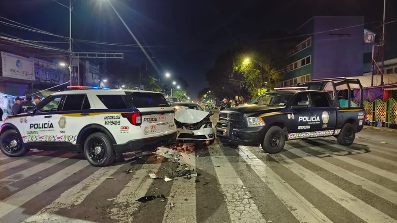 Durante la madrugada del sábado, una mujer chocó contra dos patrullas de la SSC en la zona de La Merced, alcaldía Cuauhtémoc, al intentar evadir un alcoholímetr