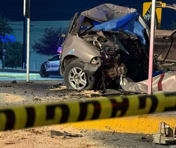 El percance fue reportado alrededor de las 02:40 horas, cuando un vehículo Ford Windstar, modelo 2002, color arena, se impactó violentamente contra el muro.