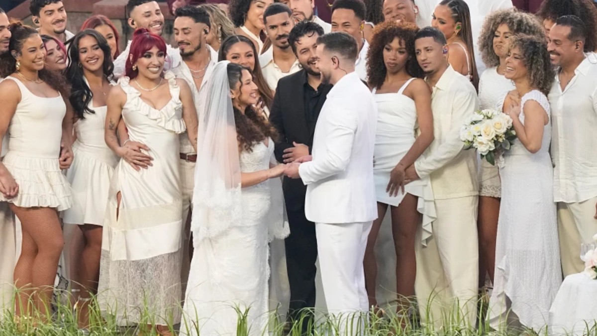 Pareja vestida de novios en el show de medio tiempo de Bad Bunny