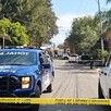 Patrulla de la Policía Municipal de Tonalá estacionada al lado de una camioneta blanca y detrás de una cinta policiaca amarilla con casas y árboles alrededor