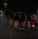 Motociclista arrollado a las 6:30 am y gente auxiliándolo.