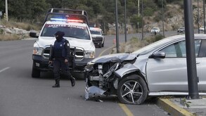 un auto destrozado en la delantera por un accidente vial en una carretera en puebla